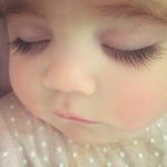 Có nên cắt lông mi cho trẻ sơ sinh hay không?